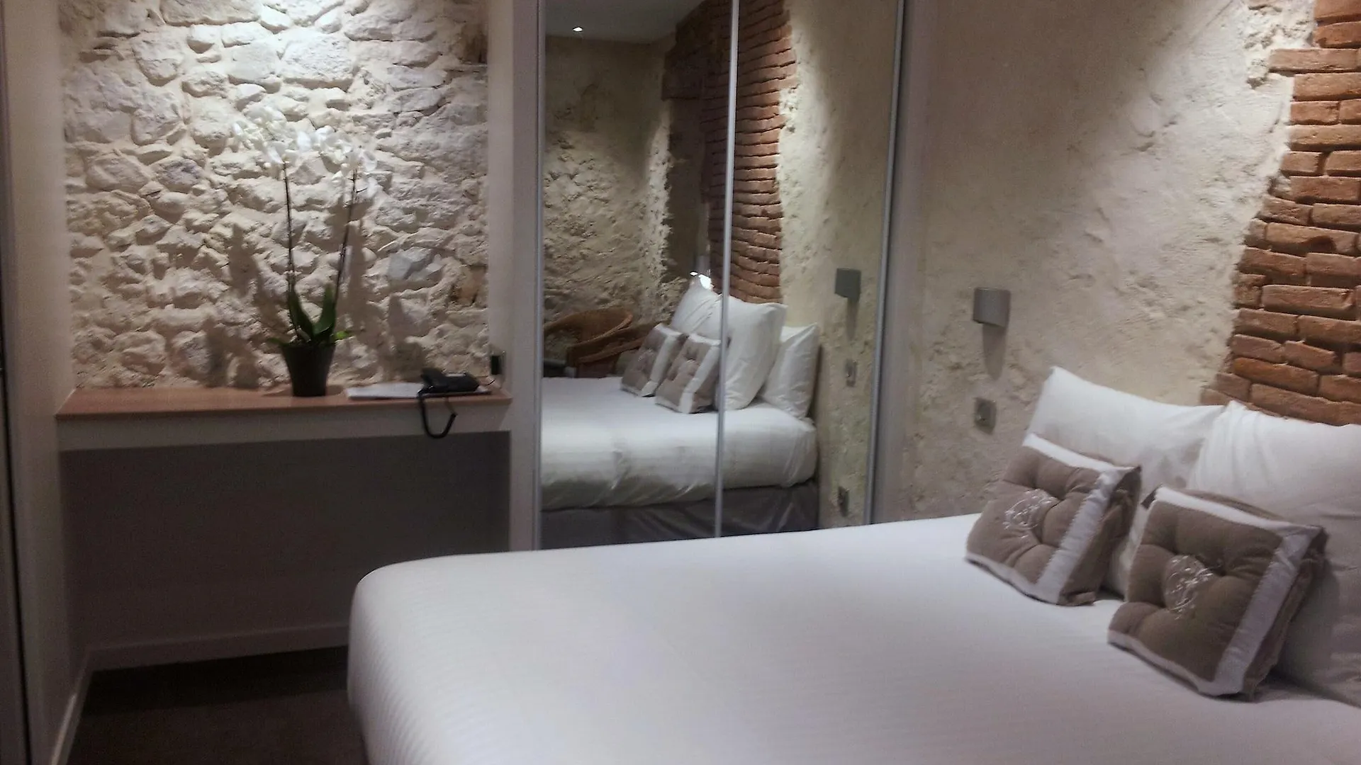 Hotel De La Couronne Aix-les-Bains 2*,  France