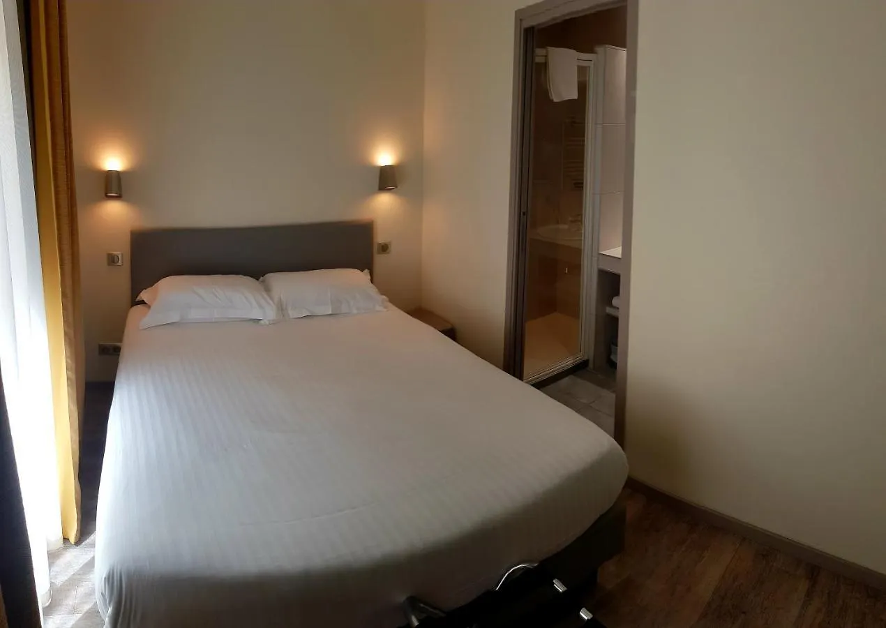 Hotel De La Couronne Aix-les-Bains 2*,