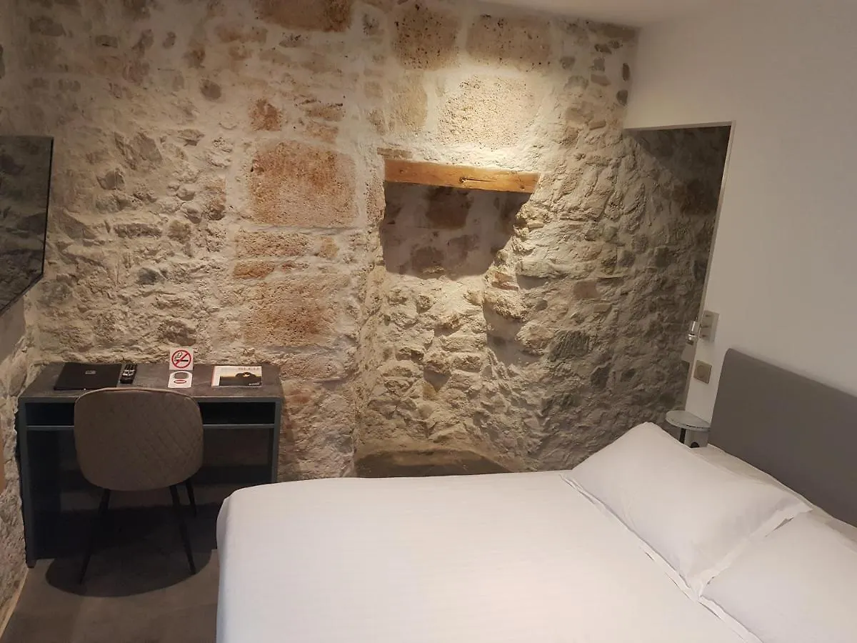 Hotel De La Couronne Aix-les-Bains 2*,