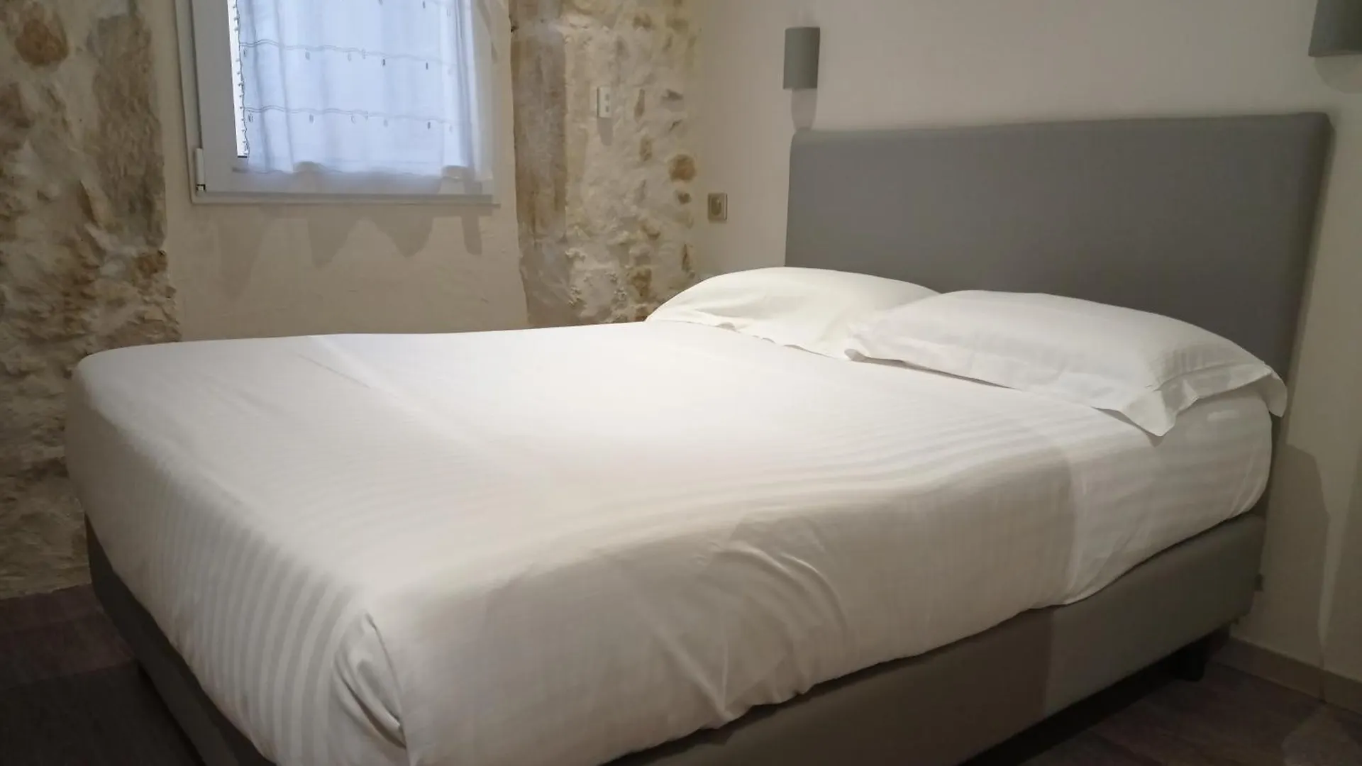 Hotel De La Couronne Aix-les-Bains 2*,  France