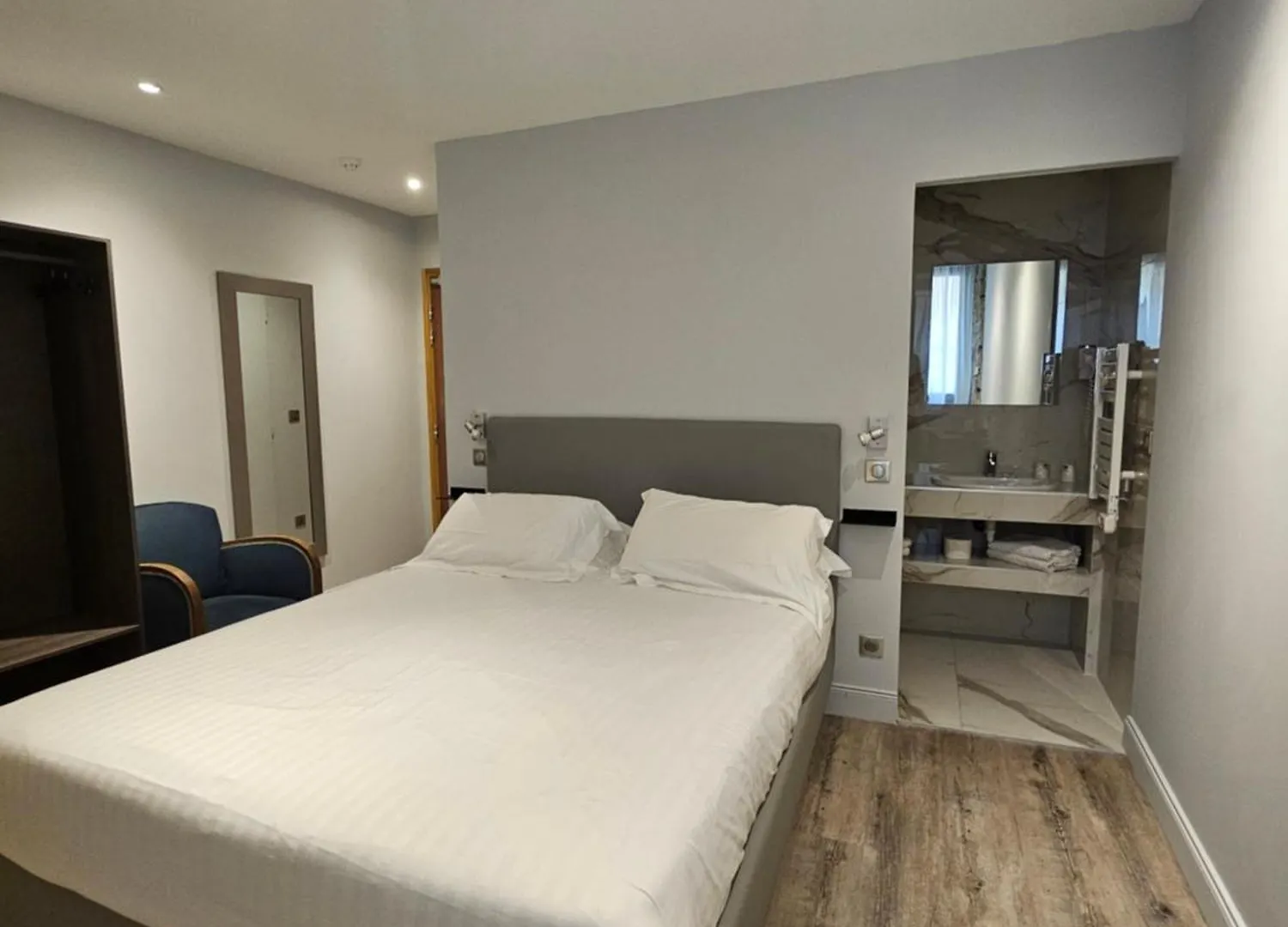 Hotel De La Couronne Aix-les-Bains 2*,  France