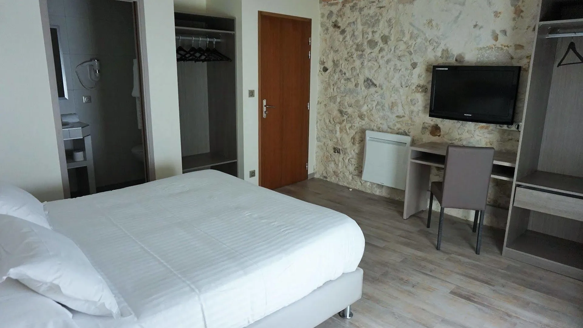 Hotel De La Couronne Aix-les-Bains 2*,