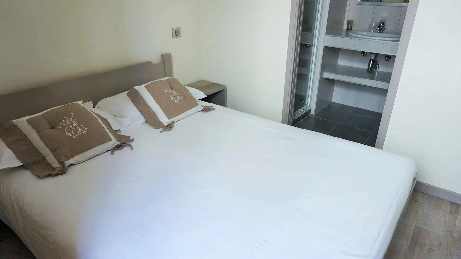 **  Hotel De La Couronne Aix-les-Bains France